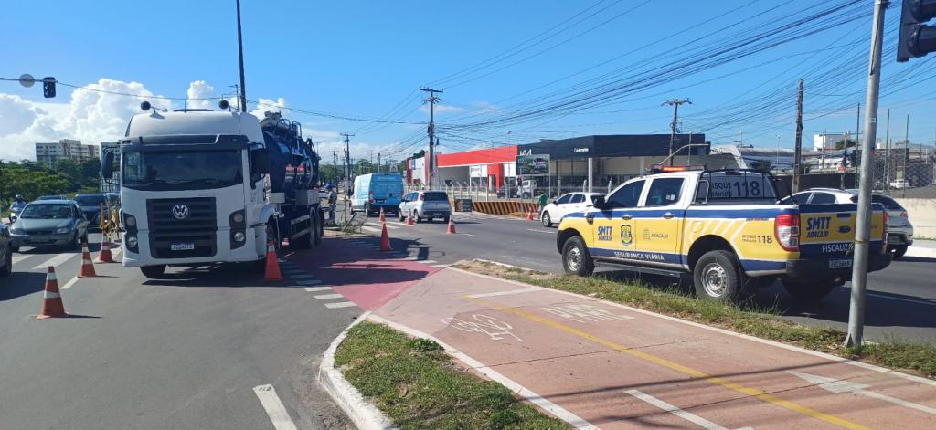 SMTT informa bloqueios na Tancredo Neves para reparos em estrutura no canteiro central - SMTT Aracaju